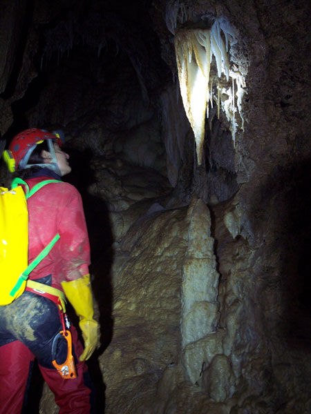 Une grotte magnifique, Maya en extase ! (photo: Kiki)