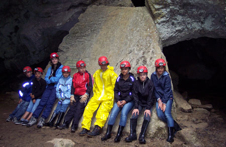 A l'entrée de la grotte, devant le rocher à Jean-Jacques Rousseau