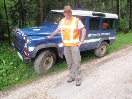 David devant le véhicule du secours en montagne de la gendarmerie française